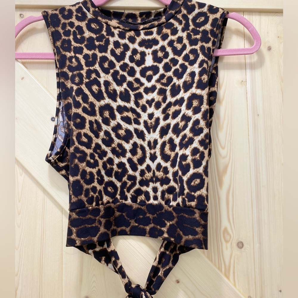 🤩🤩Leopard Black & Brown Open Cut Back Cropped Sleeveless Tie Back Blouse